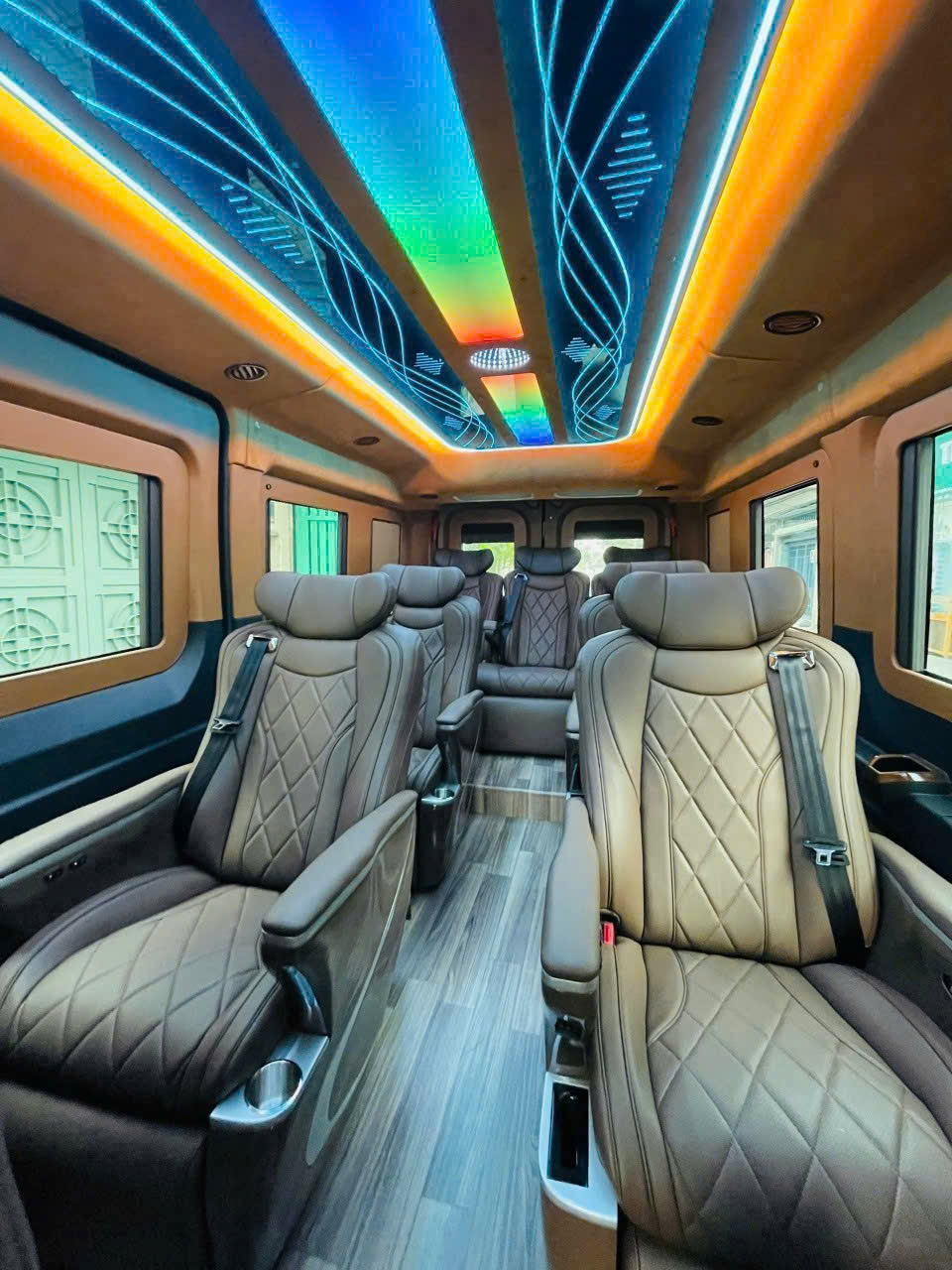 Giá thuê xe limousine 9 chỗ theo ngày