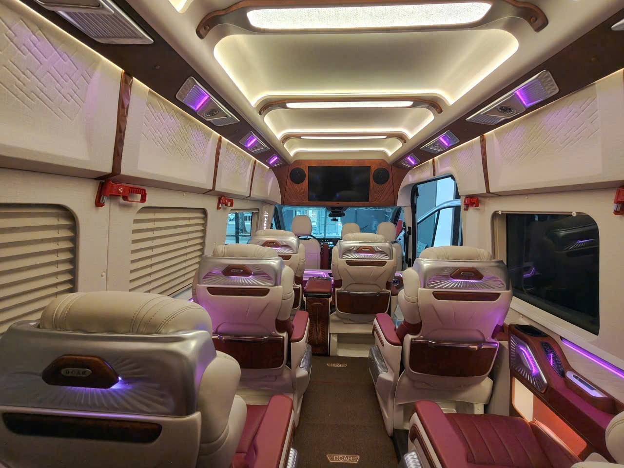 Thuê Xe Limousine 9 Chỗ TPHCM – Đi Cả Nhóm Tiết Kiệm 3 lm8