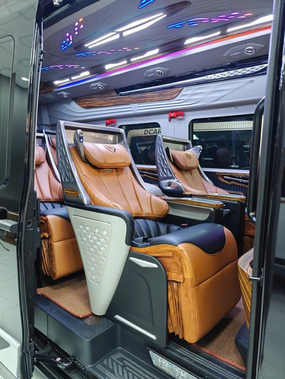 giá thuê xe limousine 9 chỗ