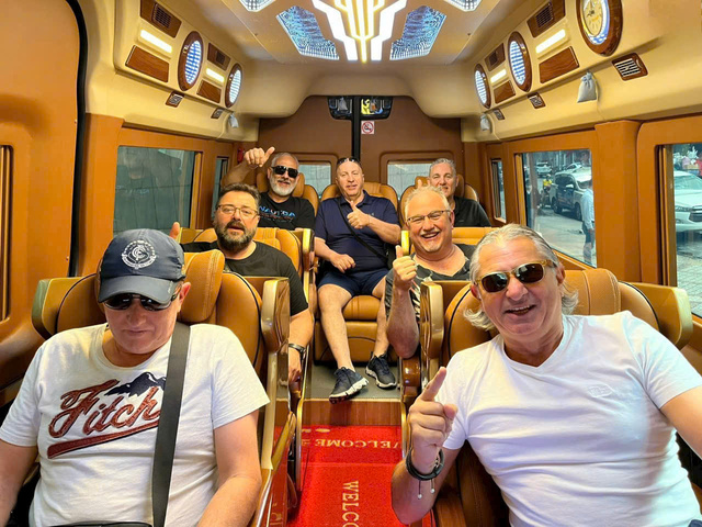 khach-hang-hai-long-voi-dich-vu-thue-xe-limousine-tphcm